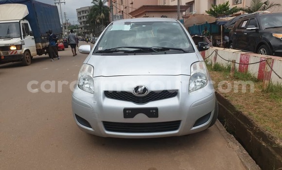 Sayi Na hannu Toyota Vitz Azurfa Mota in Yaounde a Babban Kamaru
