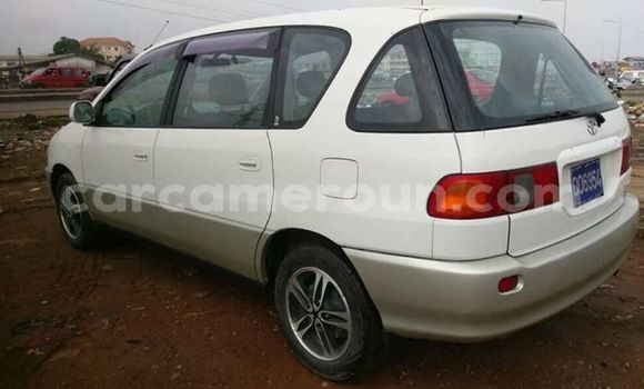 Sayi Na hannu Toyota Picnic White Mota in Douala a Ƙasar Kamaru Sayi Na hannu Toyota Picnic White Mota in Douala a Ƙasar Kamaru
