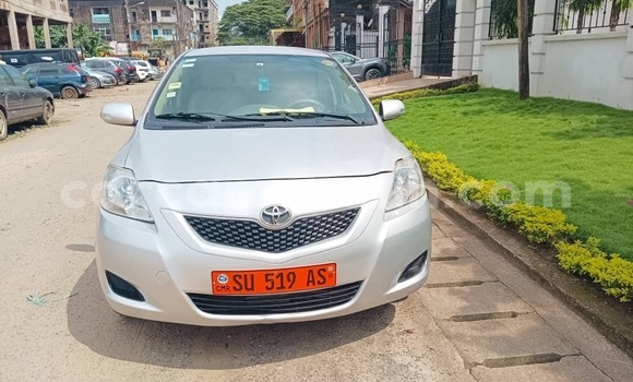 Sayi Na hannu Toyota Yaris Azurfa Mota in Douala a Ƙasar Kamaru