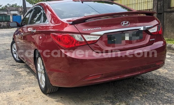 Sayi Na hannu Hyundai Sonata Red Mota in Douala a Ƙasar Kamaru