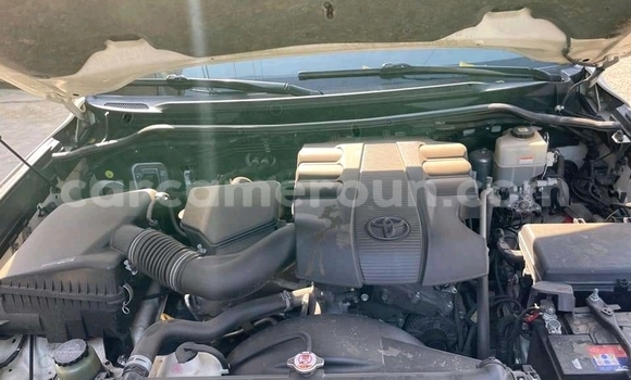 Sayi Na hannu Toyota Land Cruiser White Mota in Douala a Ƙasar Kamaru Sayi Na hannu Toyota Land Cruiser White Mota in Douala a Ƙasar Kamaru