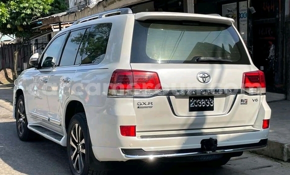 Sayi Na hannu Toyota Land Cruiser White Mota in Douala a Ƙasar Kamaru Sayi Na hannu Toyota Land Cruiser White Mota in Douala a Ƙasar Kamaru