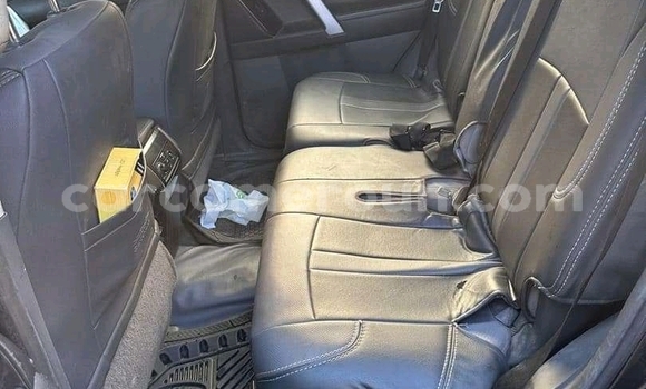 Sayi Na hannu Toyota Land Cruiser Prado Black Mota in Douala a Ƙasar Kamaru Sayi Na hannu Toyota Land Cruiser Prado Black Mota in Douala a Ƙasar Kamaru