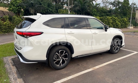 Buy Import Toyota Highlander White Car in Douala in Littoral Cameroon Buy Import Toyota Highlander White Car in Douala in Littoral Cameroon