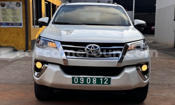Sayi Imported Toyota Fortuner White Mota in Douala a Ƙasar Kamaru