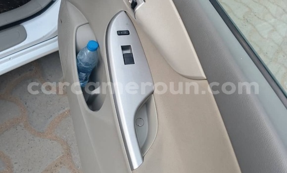 Sayi Na hannu Toyota Corolla White Mota in Douala a Ƙasar Kamaru Sayi Na hannu Toyota Corolla White Mota in Douala a Ƙasar Kamaru