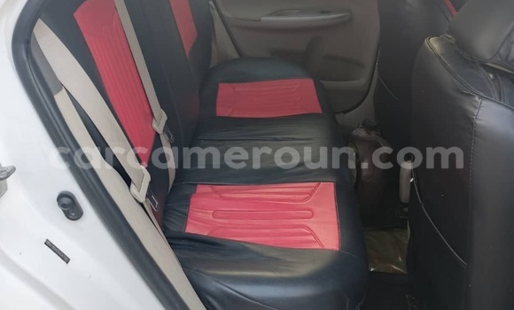 Sayi Na hannu Toyota Corolla White Mota in Douala a Ƙasar Kamaru Sayi Na hannu Toyota Corolla White Mota in Douala a Ƙasar Kamaru