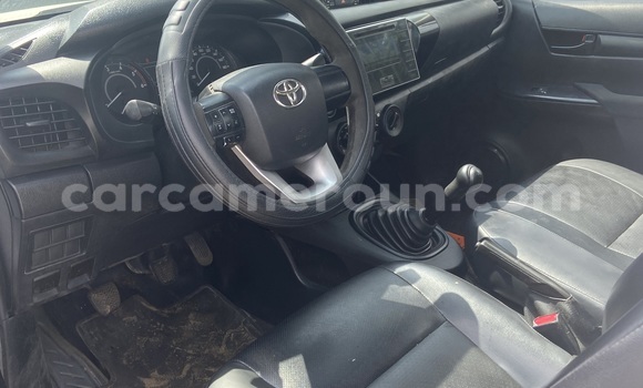 Sayi Na hannu Toyota Hilux White Mota in Douala a Ƙasar Kamaru Sayi Na hannu Toyota Hilux White Mota in Douala a Ƙasar Kamaru