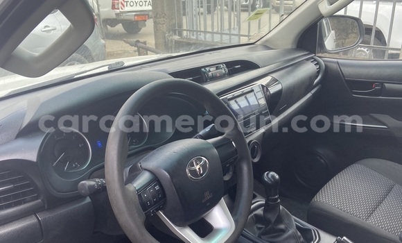 Sayi Na hannu Toyota Hilux White Mota in Douala a Ƙasar Kamaru Sayi Na hannu Toyota Hilux White Mota in Douala a Ƙasar Kamaru