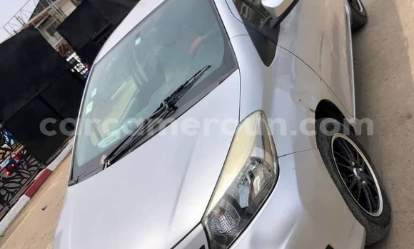 Sayi Na hannu Toyota Vitz Azurfa Mota in Douala a Ƙasar Kamaru