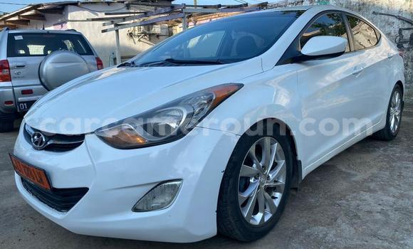 Sayi Na hannu Hyundai Elantra White Mota in Douala a Ƙasar Kamaru