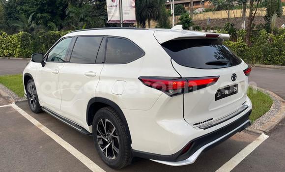 Sayi Sabo Toyota Highlander White Mota in Douala a Ƙasar Kamaru Sayi Sabo Toyota Highlander White Mota in Douala a Ƙasar Kamaru