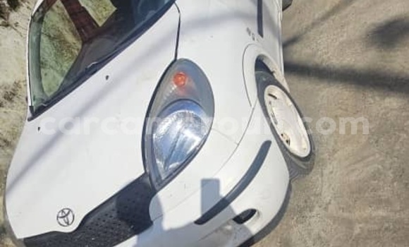 Sayi Imported Toyota Yaris Verso White Mota in Douala a Ƙasar Kamaru