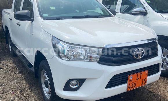 Sayi Na hannu Toyota Hilux White Mota in Douala a Ƙasar Kamaru Sayi Na hannu Toyota Hilux White Mota in Douala a Ƙasar Kamaru