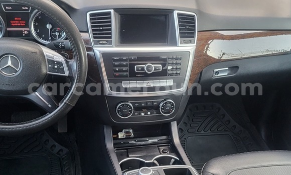 Sayi Na hannu Mercedes‒Benz ML–Class White Mota in Douala a Ƙasar Kamaru Sayi Na hannu Mercedes‒Benz ML–Class White Mota in Douala a Ƙasar Kamaru