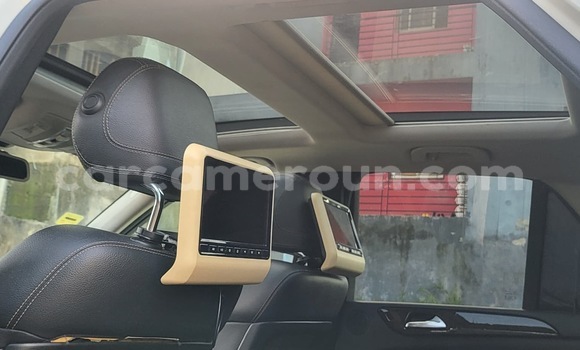 Sayi Na hannu Mercedes‒Benz ML–Class White Mota in Douala a Ƙasar Kamaru Sayi Na hannu Mercedes‒Benz ML–Class White Mota in Douala a Ƙasar Kamaru