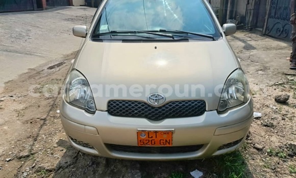 Sayi Na hannu Toyota Yaris Azurfa Mota in Douala a Ƙasar Kamaru