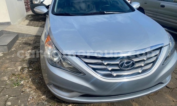 Sayi Imported Hyundai Sonata Azurfa Mota in Douala a Ƙasar Kamaru