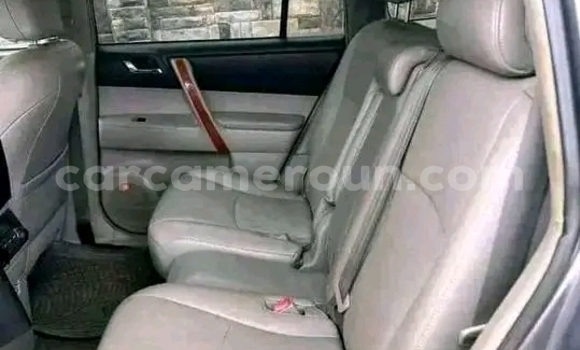 Sayi Na hannu Toyota Highlander Sauran Mota in Douala a Ƙasar Kamaru Sayi Na hannu Toyota Highlander Sauran Mota in Douala a Ƙasar Kamaru