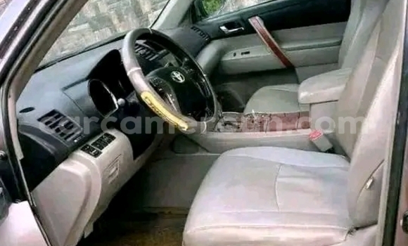 Sayi Na hannu Toyota Highlander Sauran Mota in Douala a Ƙasar Kamaru Sayi Na hannu Toyota Highlander Sauran Mota in Douala a Ƙasar Kamaru
