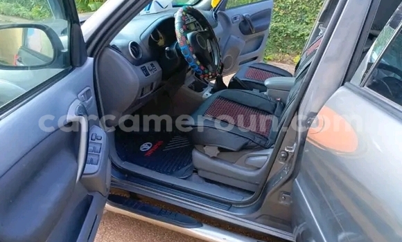 Sayi Na hannu Toyota RAV4 Black Mota in Douala a Ƙasar Kamaru Sayi Na hannu Toyota RAV4 Black Mota in Douala a Ƙasar Kamaru