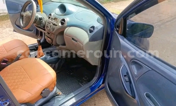 Sayi Na hannu Toyota Yaris Blue Mota in Douala a Ƙasar Kamaru
