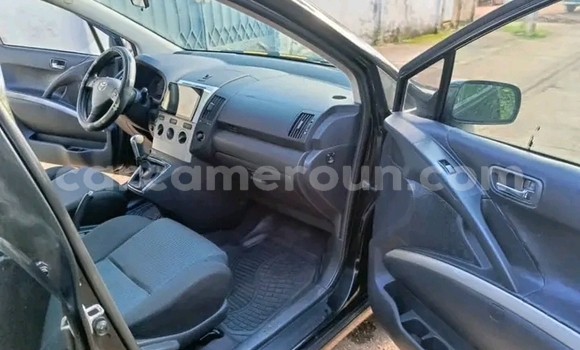 Sayi Na hannu Toyota Corolla Black Mota in Douala a Ƙasar Kamaru