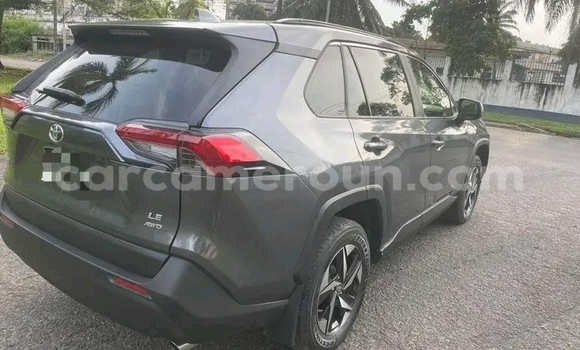 Sayi Na hannu Toyota RAV4 Black Mota in Douala a Ƙasar Kamaru Sayi Na hannu Toyota RAV4 Black Mota in Douala a Ƙasar Kamaru