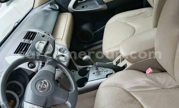 Sayi Na hannu Toyota RAV4 Black Mota in Douala a Ƙasar Kamaru Sayi Na hannu Toyota RAV4 Black Mota in Douala a Ƙasar Kamaru