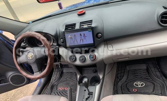 Sayi Na hannu Toyota RAV4 Blue Mota in Douala a Ƙasar Kamaru Sayi Na hannu Toyota RAV4 Blue Mota in Douala a Ƙasar Kamaru