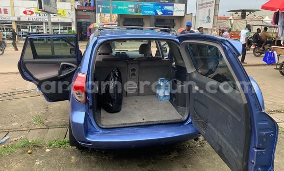 Sayi Na hannu Toyota RAV4 Blue Mota in Douala a Ƙasar Kamaru Sayi Na hannu Toyota RAV4 Blue Mota in Douala a Ƙasar Kamaru