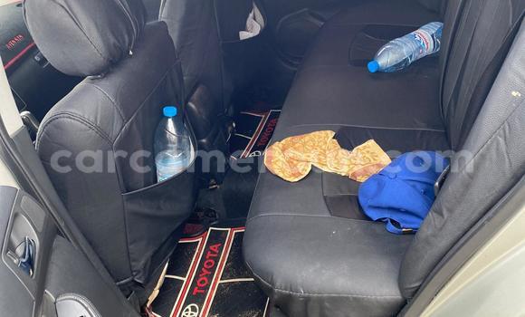 Sayi Na hannu Toyota Avensis Azurfa Mota in Douala a Ƙasar Kamaru Sayi Na hannu Toyota Avensis Azurfa Mota in Douala a Ƙasar Kamaru