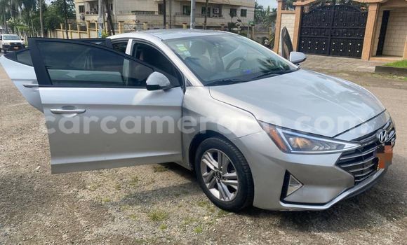 Sayi Na hannu Hyundai Elantra Azurfa Mota in Douala a Ƙasar Kamaru Sayi Na hannu Hyundai Elantra Azurfa Mota in Douala a Ƙasar Kamaru