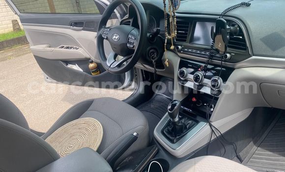 Sayi Na hannu Hyundai Elantra Azurfa Mota in Douala a Ƙasar Kamaru Sayi Na hannu Hyundai Elantra Azurfa Mota in Douala a Ƙasar Kamaru