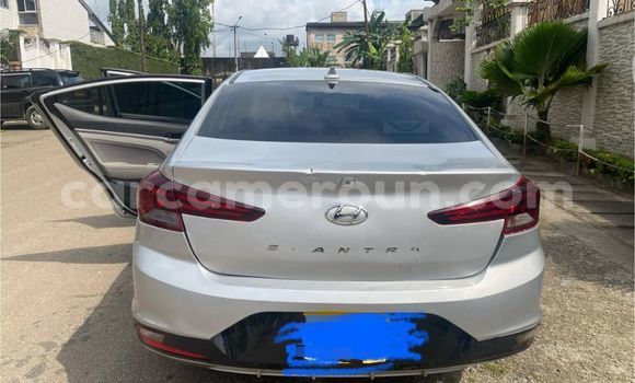 Sayi Na hannu Hyundai Elantra Azurfa Mota in Douala a Ƙasar Kamaru Sayi Na hannu Hyundai Elantra Azurfa Mota in Douala a Ƙasar Kamaru