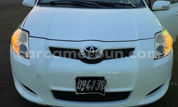 Sayi Imported Toyota Auris White Mota in Douala a Ƙasar Kamaru