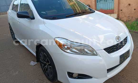 Sayi Na hannu Toyota Matrix White Mota in Yaounde a Babban Kamaru