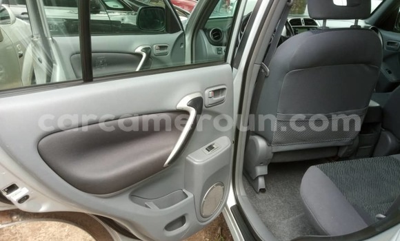 Sayi Na hannu Toyota RAV4 Azurfa Mota in Douala a Ƙasar Kamaru