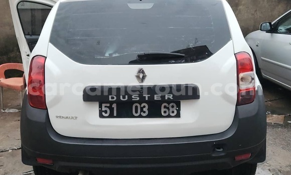 Sayi Na hannu Renault Duster White Mota in Douala a Ƙasar Kamaru