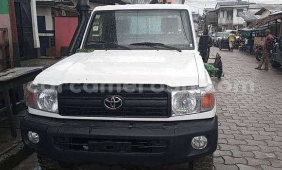 Sayi Sabo Toyota Land Cruiser White Mota in Douala a Ƙasar Kamaru