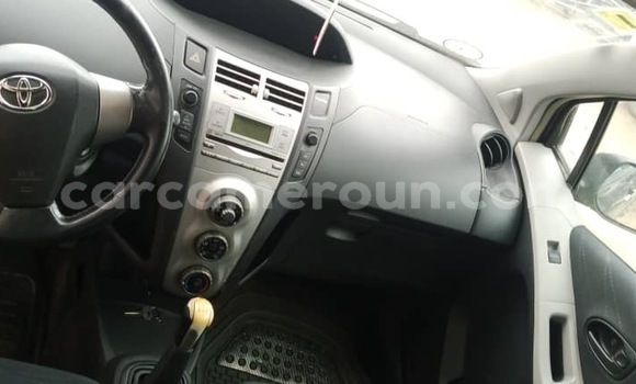 Sayi Na hannu Toyota Yaris Black Mota in Douala a Ƙasar Kamaru Sayi Na hannu Toyota Yaris Black Mota in Douala a Ƙasar Kamaru