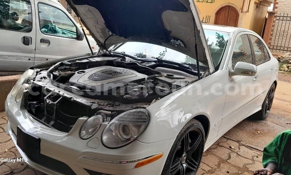 Acheter Occasion Voiture Mercedes‒Benz E-klasse Blanc à Yaoundé, Central Cameroon Acheter Occasion Voiture Mercedes‒Benz E-klasse Blanc à Yaoundé, Central Cameroon