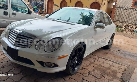 Acheter Occasion Voiture Mercedes‒Benz E-klasse Blanc à Yaoundé, Central Cameroon Acheter Occasion Voiture Mercedes‒Benz E-klasse Blanc à Yaoundé, Central Cameroon