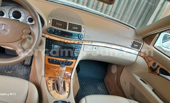 Acheter Occasion Voiture Mercedes‒Benz E-klasse Blanc à Yaoundé, Central Cameroon Acheter Occasion Voiture Mercedes‒Benz E-klasse Blanc à Yaoundé, Central Cameroon