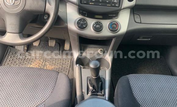 Sayi Na hannu Toyota RAV4 Azurfa Mota in Yaounde a Babban Kamaru Sayi Na hannu Toyota RAV4 Azurfa Mota in Yaounde a Babban Kamaru