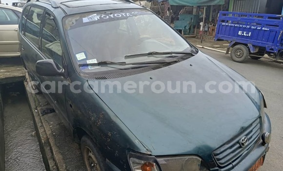 Sayi Na hannu Toyota Picnic Blue Mota in Douala a Ƙasar Kamaru