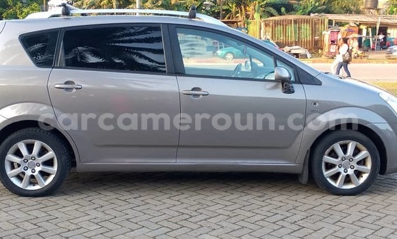 Sayi Imported Toyota Corolla Azurfa Mota in Douala a Ƙasar Kamaru Sayi Imported Toyota Corolla Azurfa Mota in Douala a Ƙasar Kamaru