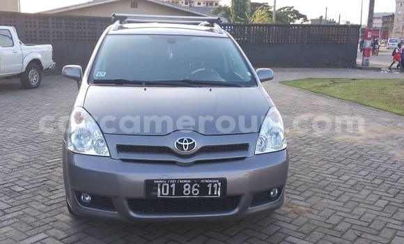 Sayi Imported Toyota Corolla Azurfa Mota in Douala a Ƙasar Kamaru Sayi Imported Toyota Corolla Azurfa Mota in Douala a Ƙasar Kamaru