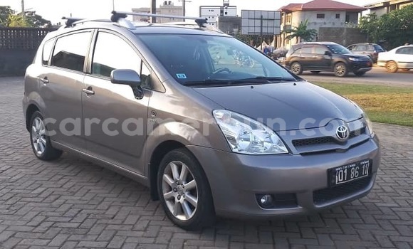 Sayi Imported Toyota Corolla Azurfa Mota in Douala a Ƙasar Kamaru Sayi Imported Toyota Corolla Azurfa Mota in Douala a Ƙasar Kamaru