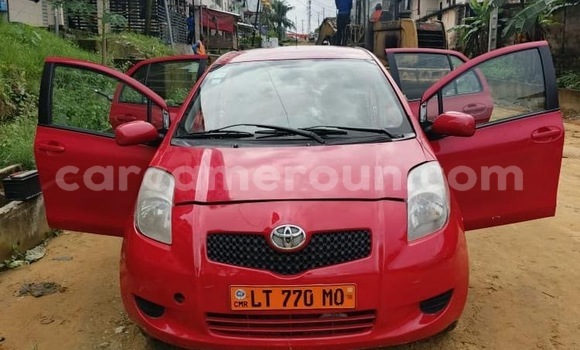 Sayi Na hannu Toyota Yaris Red Mota in Douala a Ƙasar Kamaru